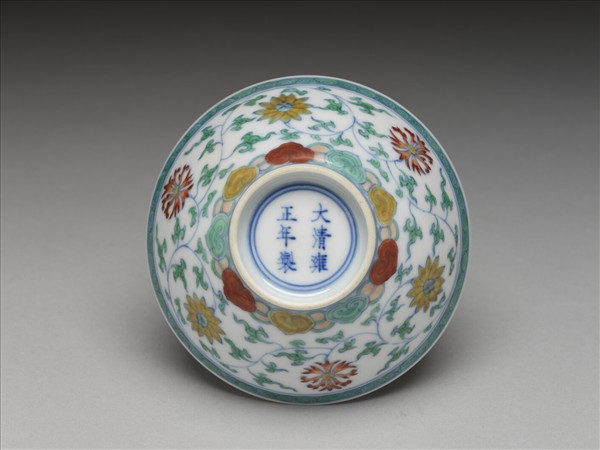 鬥彩纏枝花卉紋杯