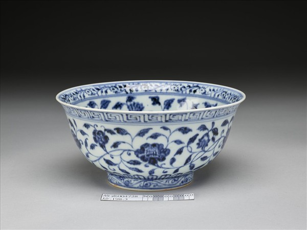 青花纏枝花卉紋碗