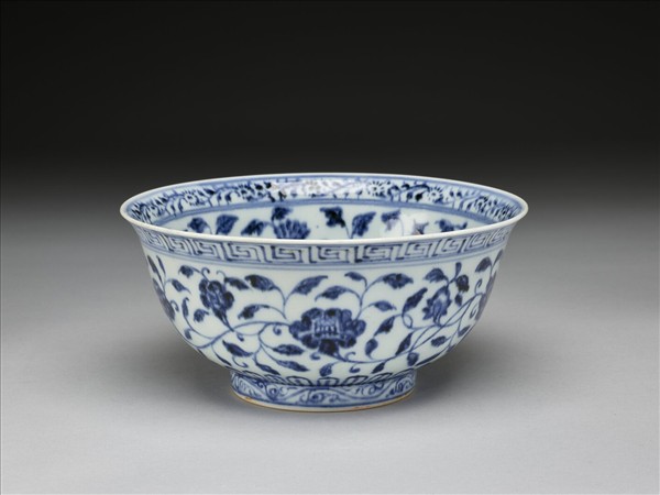 青花纏枝花卉紋碗
