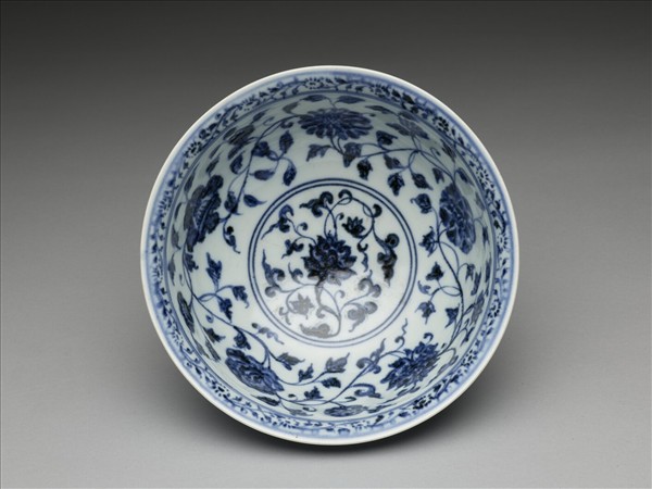 青花纏枝花卉紋碗