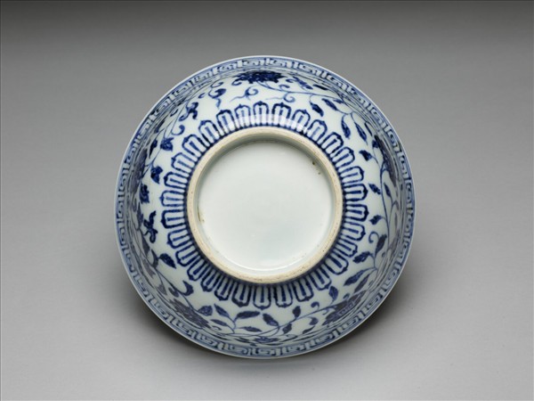 青花纏枝花卉紋碗