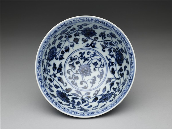 青花纏枝花卉紋碗