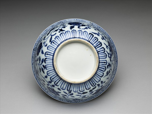 青花纏枝花卉紋碗