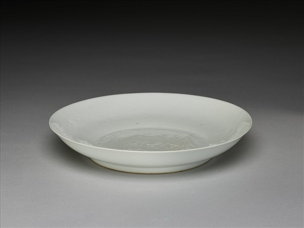 白釉錐拱龍紋盤