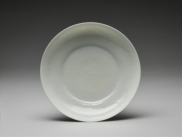 白釉錐拱龍紋盤