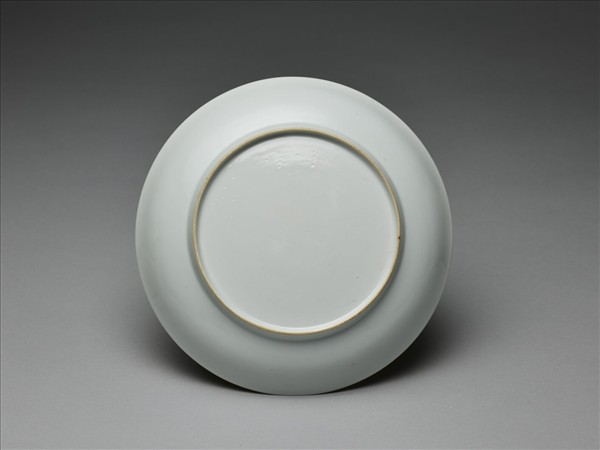 白釉錐拱龍紋盤