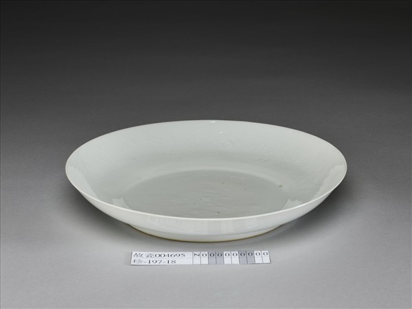 白釉錐拱龍紋盤