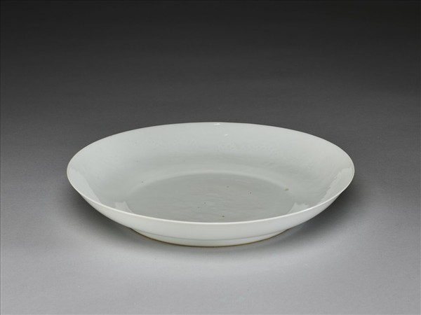 白釉錐拱龍紋盤