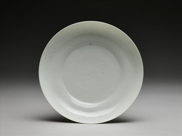 白釉錐拱龍紋盤