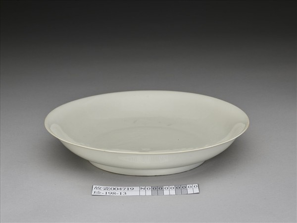 白釉錐拱龍紋盤