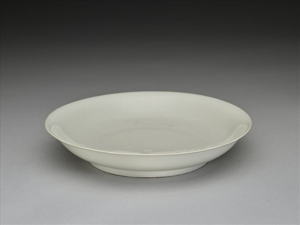 白釉錐拱龍紋盤