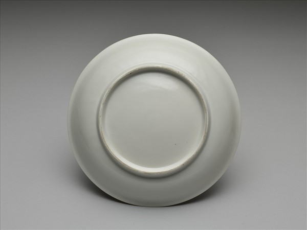 白釉錐拱龍紋盤