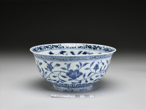 青花纏枝花卉紋碗
