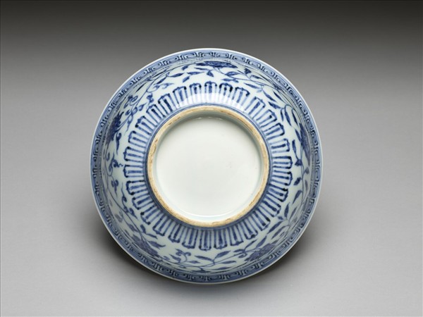 青花纏枝花卉紋碗