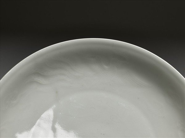 白釉錐拱鳳紋盤