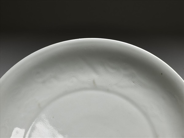 白釉錐拱鳳紋盤