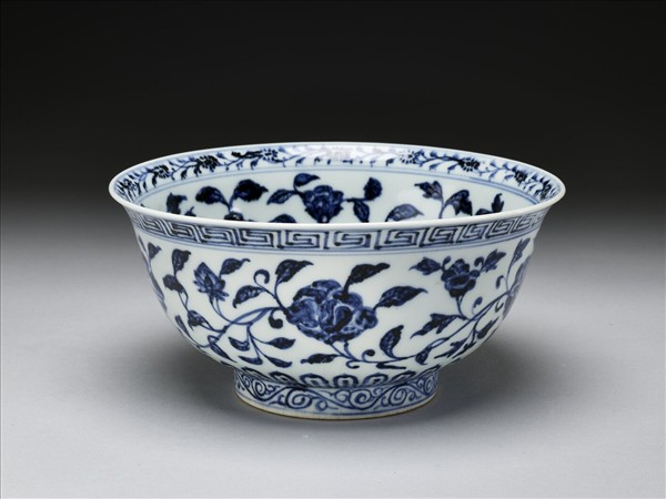 青花纏枝花卉紋碗