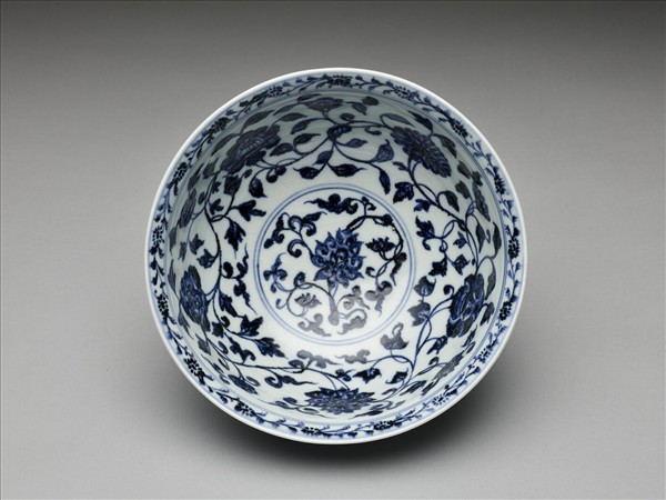青花纏枝花卉紋碗