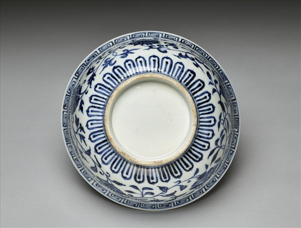 青花纏枝花卉紋碗