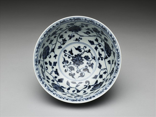 青花纏枝花卉紋碗