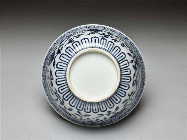 青花纏枝花卉紋碗