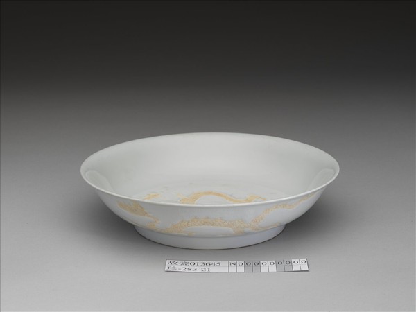 甜白釉劃花雲龍紋盤