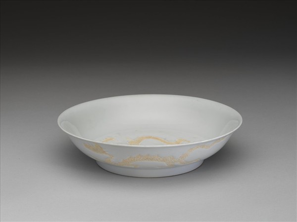 甜白釉劃花雲龍紋盤