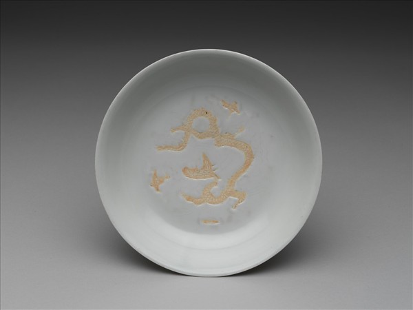 甜白釉劃花雲龍紋盤