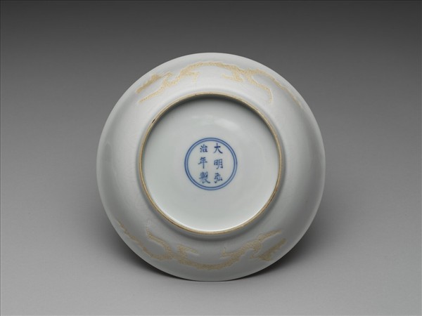 甜白釉劃花雲龍紋盤