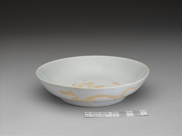 甜白釉劃花雲龍紋盤