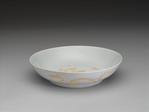 甜白釉劃花雲龍紋盤