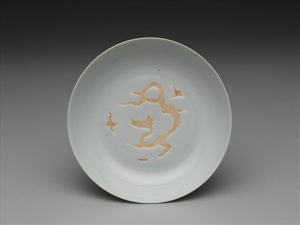 甜白釉劃花雲龍紋盤