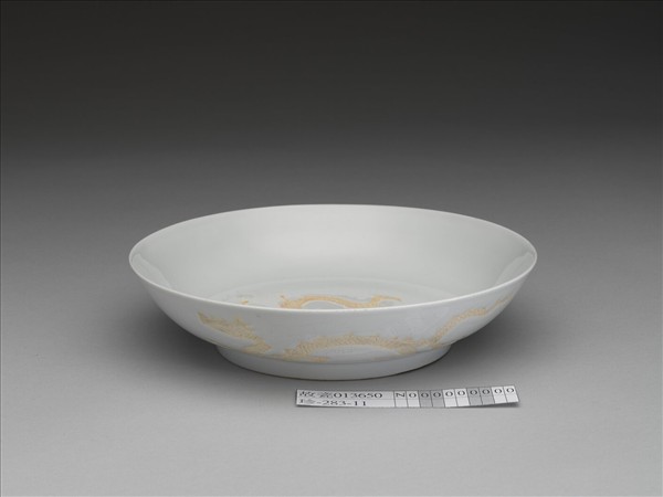 甜白釉劃花雲龍紋盤