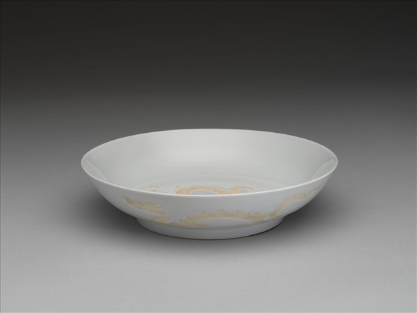 甜白釉劃花雲龍紋盤