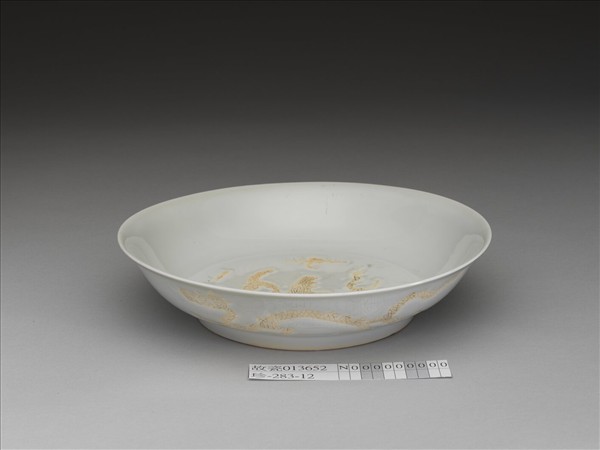 甜白釉劃花雲龍紋盤