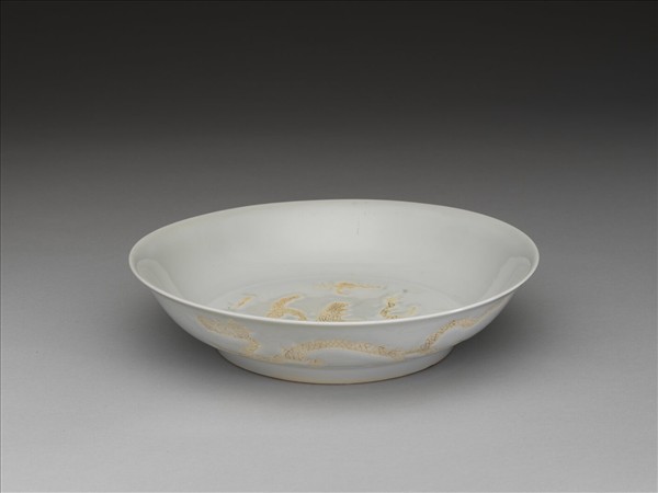 甜白釉劃花雲龍紋盤