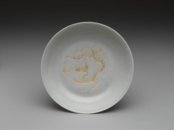 甜白釉劃花雲龍紋盤
