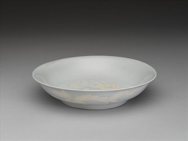 甜白釉劃花雲龍紋盤