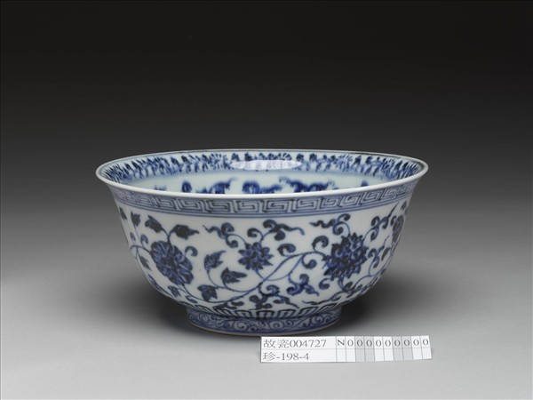 青花纏枝花卉紋碗