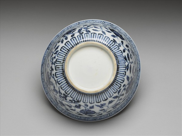 青花纏枝花卉紋碗