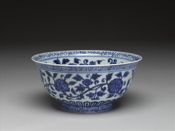 青花纏枝花卉紋碗