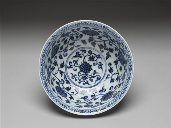 青花纏枝花卉紋碗