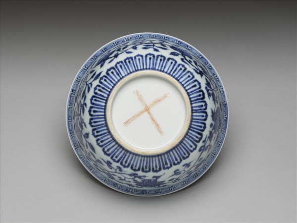 青花纏枝花卉紋碗