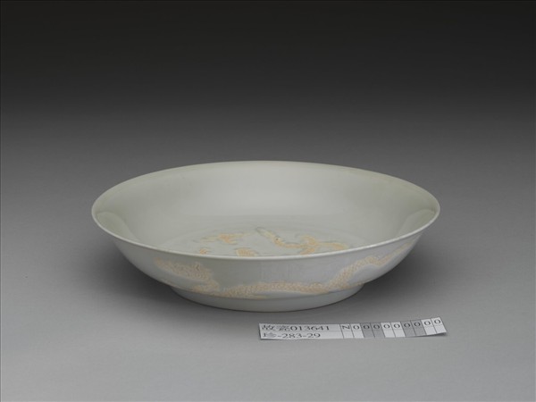 甜白釉劃花雲龍紋盤