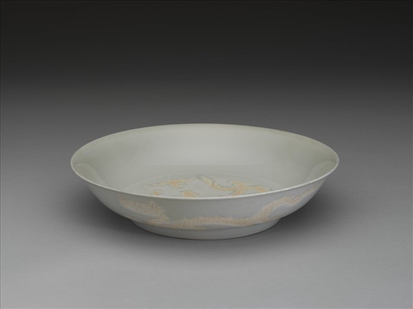 甜白釉劃花雲龍紋盤