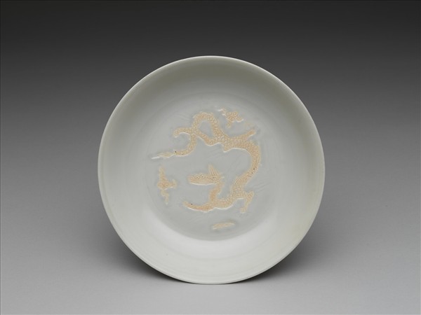 甜白釉劃花雲龍紋盤