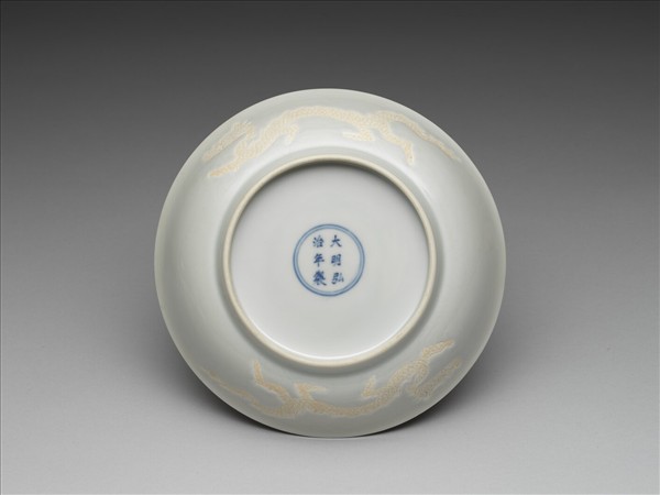 甜白釉劃花雲龍紋盤