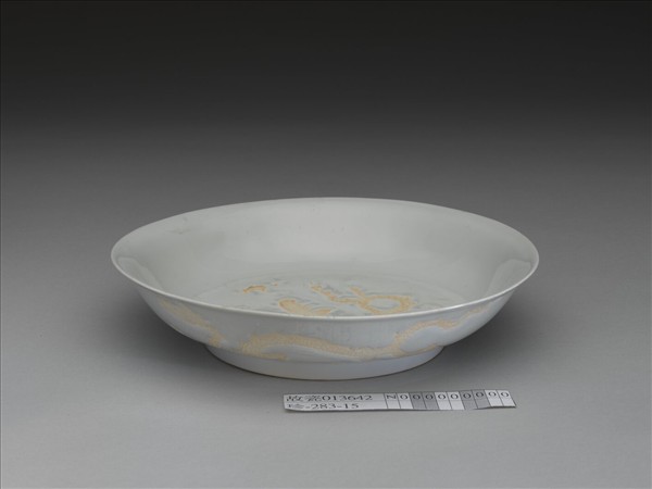 甜白釉劃花雲龍紋盤