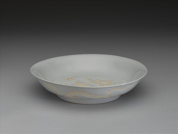 甜白釉劃花雲龍紋盤