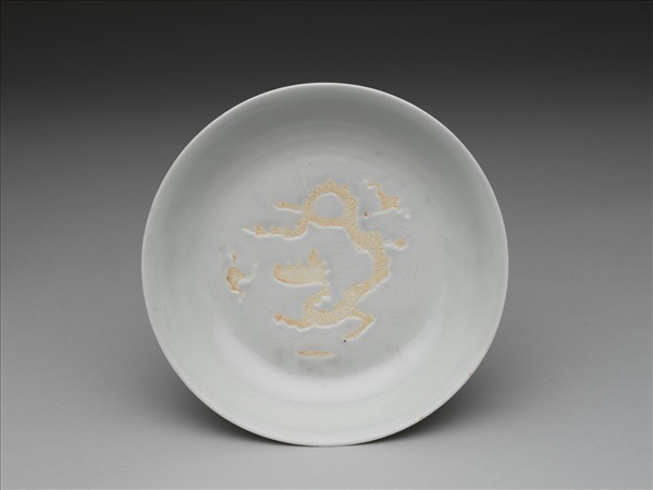 甜白釉劃花雲龍紋盤